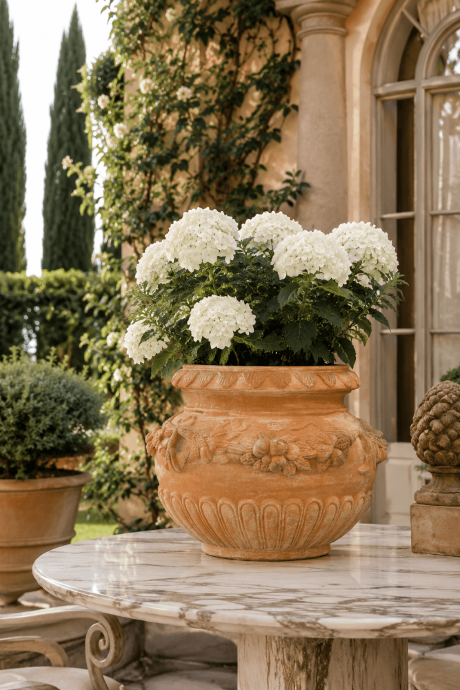 Pot en terre cuite d’Impruneta décoré